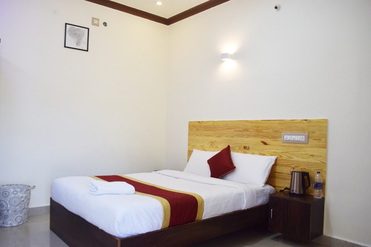Comfortable nature view room at Bandipur Hill View Homestay with wooden headboard